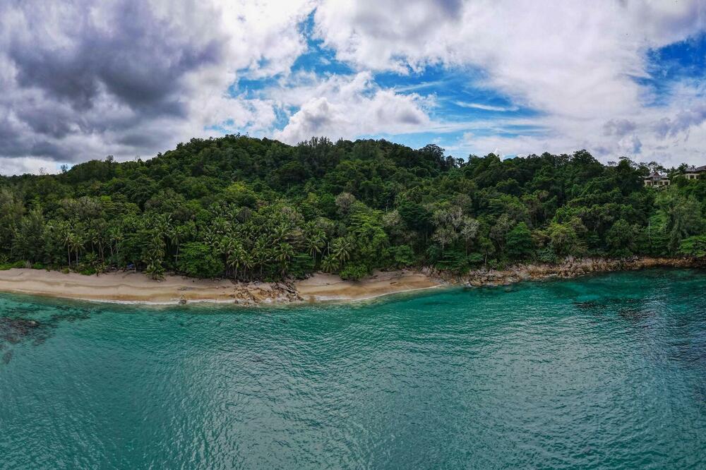 ĆERKU JE SLIKAO NA OBALI MORA: Kada je pogledao fotografiju, primetio SABLASAN detalj (FOTO)