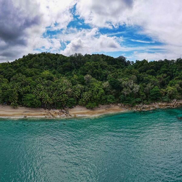 ĆERKU JE SLIKAO NA OBALI MORA: Kada je pogledao fotografiju, primetio SABLASAN detalj (FOTO)
