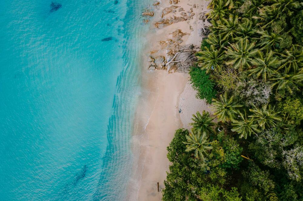 CRNOGORSKA PLAŽA NA KOJU ODE DVOJE, A VRATI SE TROJE: Uvalica skrivena od pogleda, bistro i tirkizno more (VIDEO)