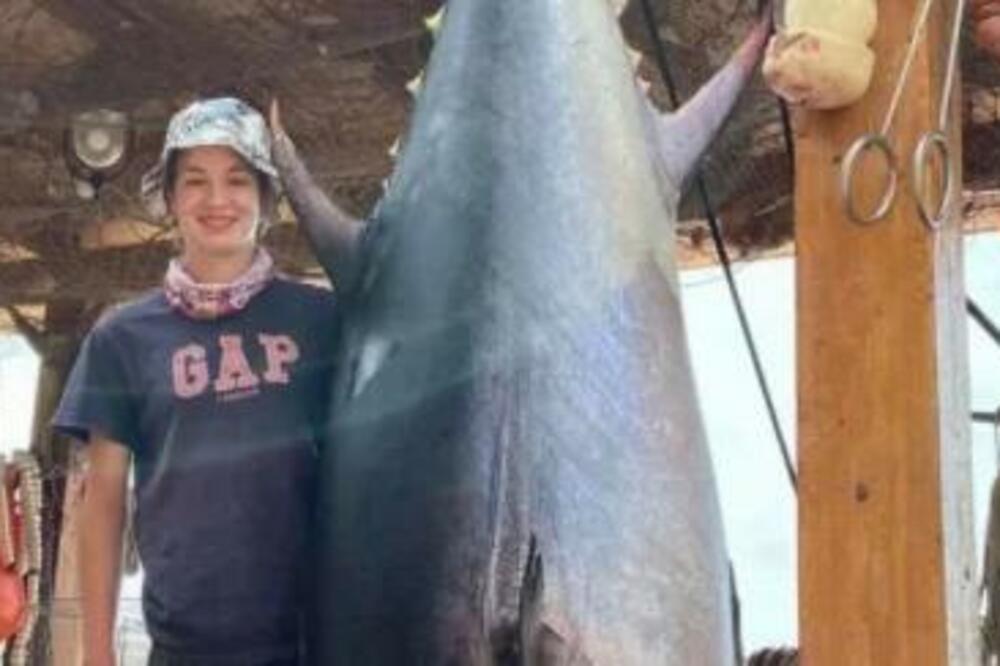 PORODICA RAFAILOVIĆ OBORILA REKORD! Upecali tunu od 266 KILOGRAMA (FOTO)