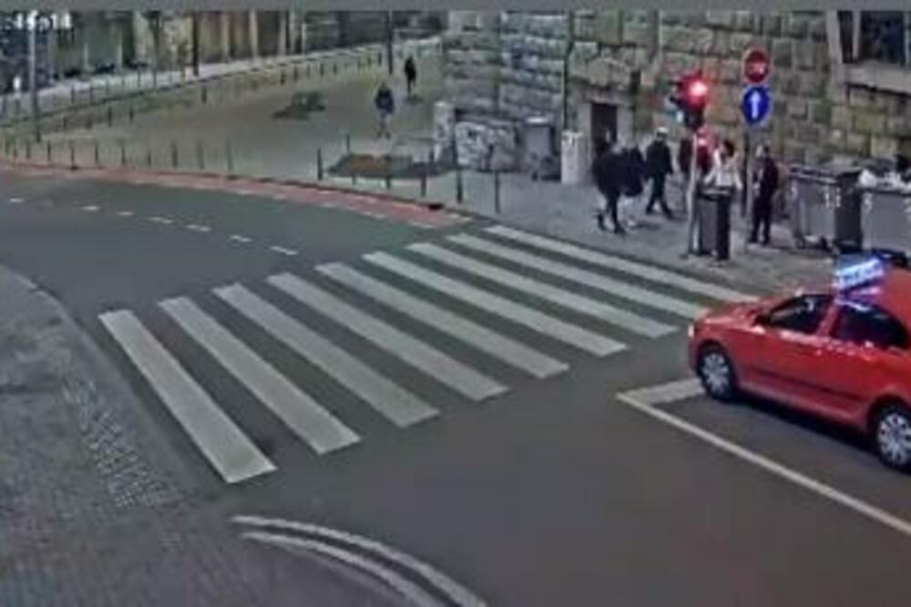 OVO NIJE VANDALSKI ČIN, OVO JE ČIST BEZOBRAZLUK! Sigurnosne kamere u Karađorđevoj snimile SRAMOTU, odvratno (VIDEO)