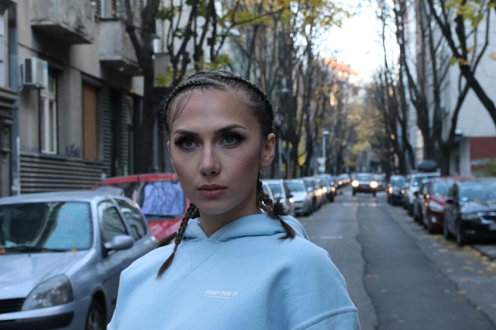 SKRENULA JE PAŽNJU NA SEBE GLASOM I IMENOM BOGINJE LEPOTE: Ovo je suprug Zorje Pajić i brat poznatog glumca! (FOTO)