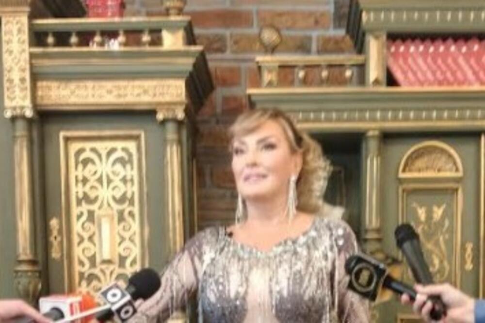 BOMBETINA U ŠESTOJ DECENIJI: Kada vidite kakvo TELO SNEKI IMA odmah ćete popiti lek za smirenje!