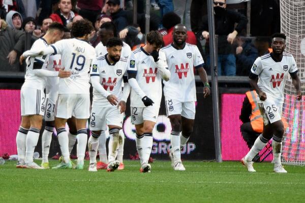 NEMAJU NOVCA ZA BOŽIĆNU VEČERU, IGRAČI SAMI DAJU PO 20 EVRA: Francuski velikan u OZBILJNOJ finansijskoj krizi!