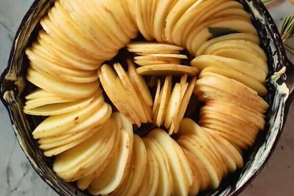 ZAPEČENI KROMPIR NA FRANCUSKI NAČIN: Ukus će vas OBORITI SA NOGU, kao prilog ide uz SVE (RECEPT+VIDEO)