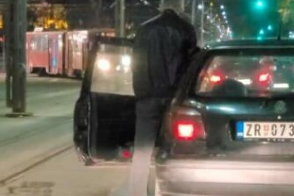 SKANDALOZNA SCENA U CENTRU BEOGRADA: Muškarac izašao iz auta i krenuo da VRŠI NUŽDU, NASRED ULICE! (VIDEO)