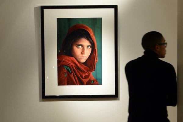 NJENE "UKLETE" OČI BILE SU IZ PREZIRA PREMA FOTOGRAFU! Čuvena fotografija sa naslovnice pripala Italiji