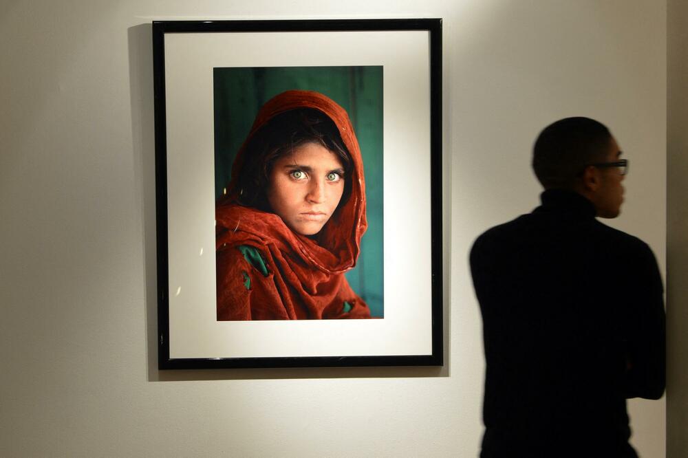 NJENE "UKLETE" OČI BILE SU IZ PREZIRA PREMA FOTOGRAFU! Čuvena fotografija sa naslovnice pripala Italiji