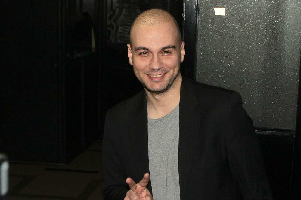 MILJENIK ŽENSKOG POLA JE GODINAMA BIO ĆELAV, A ONDA JE PRESADIO KOSU: Danas je DRUGI ČOVEK, 20 godina MLAĐI! (FOTO)