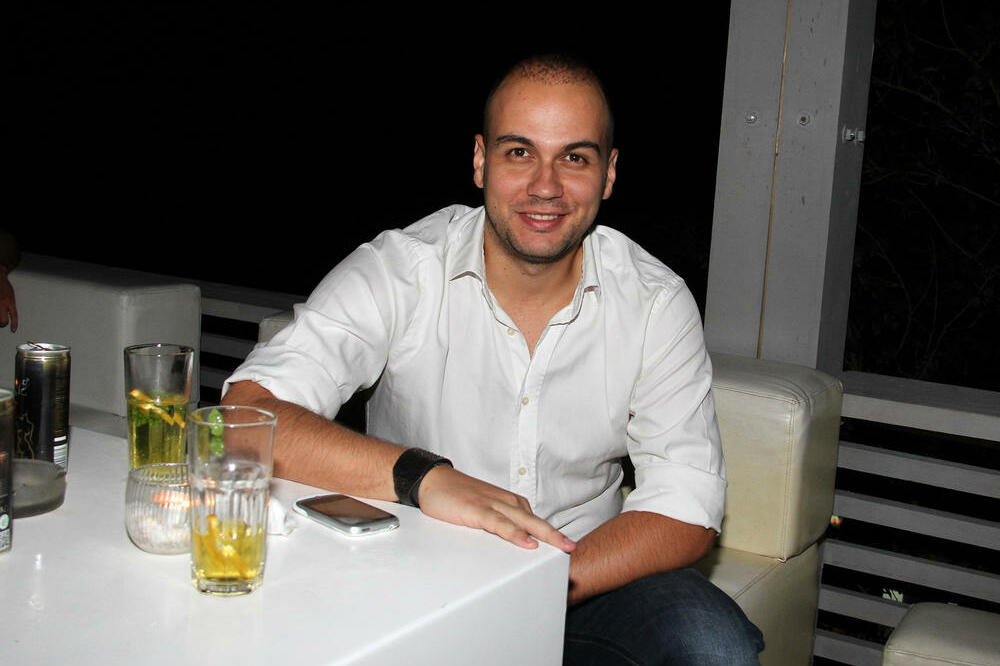 "JEO SAM BAJAT HLEB I TUĐE SENDVIČE!" Pevaču se OTAC UBIO kada je imao samo 16 godina, prošao je kroz HOROR!