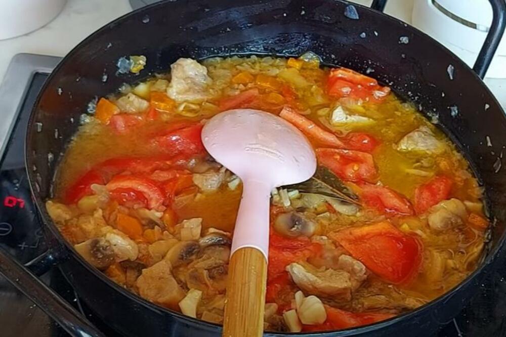 TAJNA SOČNOG GULAŠA SE KRIJE U TRIK SASTOJKU: Meso će se RASPADATI čim to DODATE u NJEGA