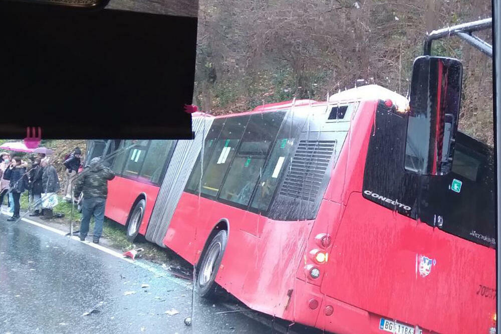 PREVRNUO SE GRADSKI AUTOBUS KOD UMKE! Deset putnika povređeno