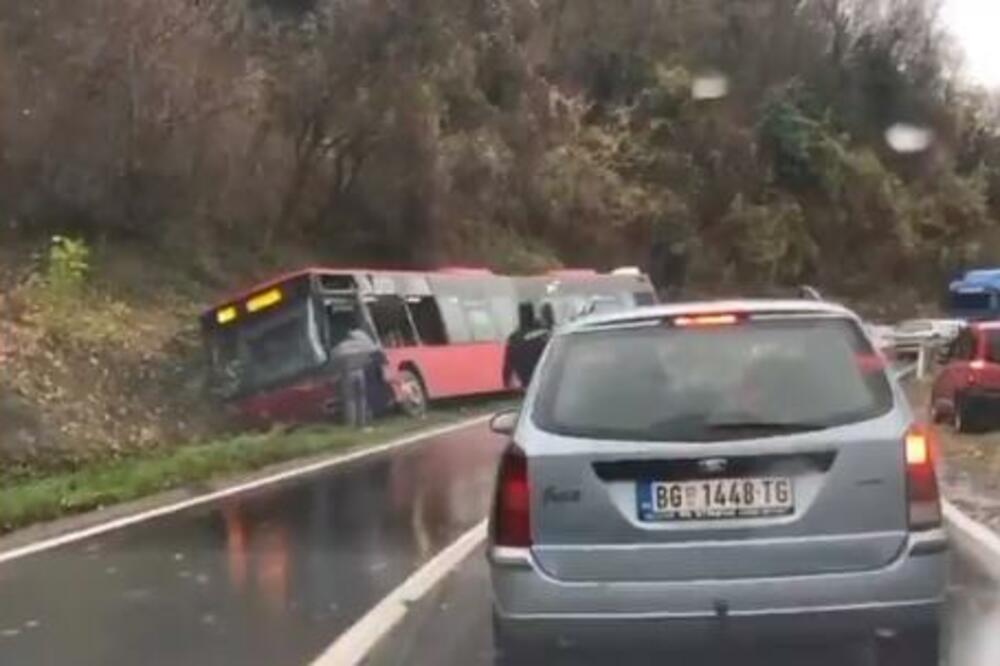 PRVI SNIMAK SA MESTA NESREĆE KOD UMKE! Autobus UNIŠTEN završio u jarku, 10 ljudi je povređeno (VIDEO)