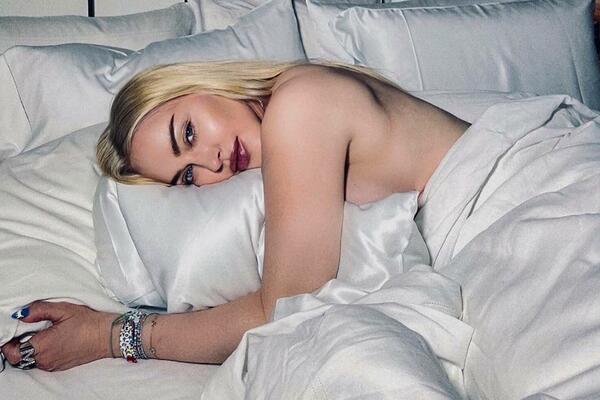 MADONA SINA OBLAČI U SVOJE HALJINE PA ONDA ZAJEDNO POZIRAJU: Isplivale SKANDALOZNE FOTKE!