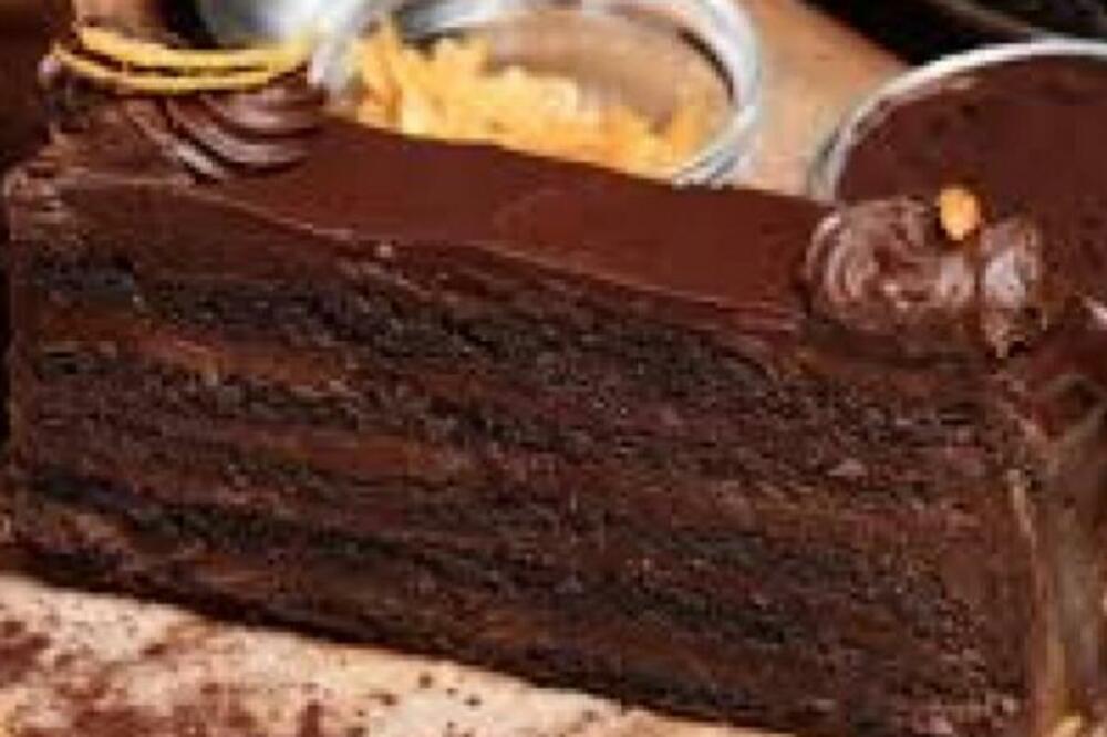 JEDNA OD NAJBRŽIH ČOKOLADNIH TORTI KOJU ĆE SVI OBOŽAVATI: Nećete moći da je se zasitite (RECEPT)