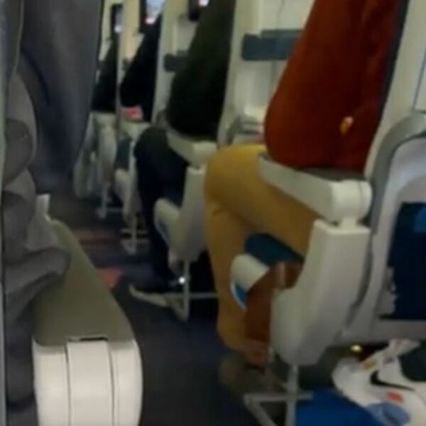 DRAMA NA AMSTERDAMSKOM AERODROMU: Putnici zadržani u avionu zbog testiranja na novi soj korone (VIDEO)