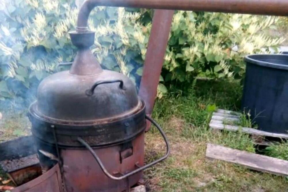 KOMŠIJE MISLILE DA KUVA RAKIJU U KAZANU, A ISTINA IH RAZBUCALA! Niko nije mogao da zamisli šta Dejan pravi u njemu!