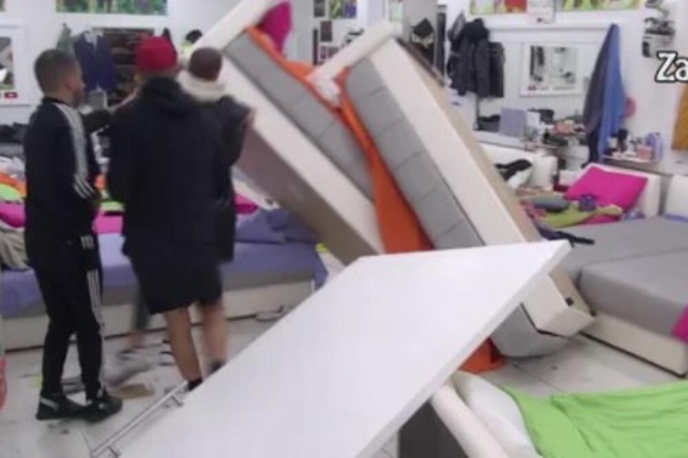 DEJAN RAZLOMIO CELU ZADRUGU: Bacao krevete, uništio vrata i URLIKAO, Dalila odmah dotrčala i TEŠILA GA!