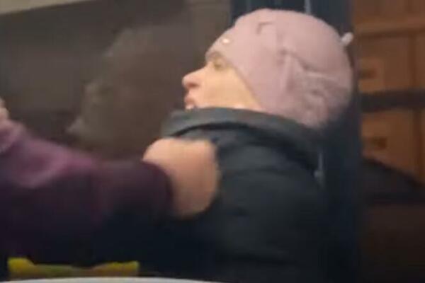 ISPILIVAO STRAŠAN SNIMAK, VOZAČ AUTOBUSA NASRNUO NA ŽENU: Nije imala masku pa joj je uradio NEŠTO BRUTALNO! (VIDEO)