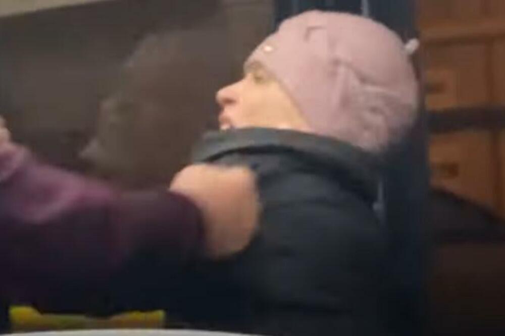 ISPILIVAO STRAŠAN SNIMAK, VOZAČ AUTOBUSA NASRNUO NA ŽENU: Nije imala masku pa joj je uradio NEŠTO BRUTALNO! (VIDEO)