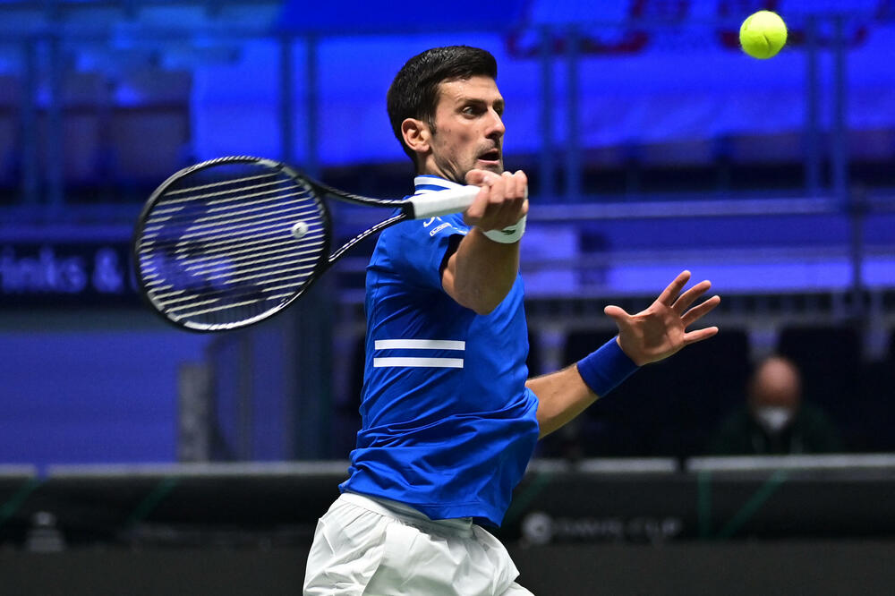 ĐOKOVIĆ ODUŠEVLJEN POKLONOM: Srpski teniser dobio specijalno iznenađenje od organizatora u Insbruku (VIDEO)