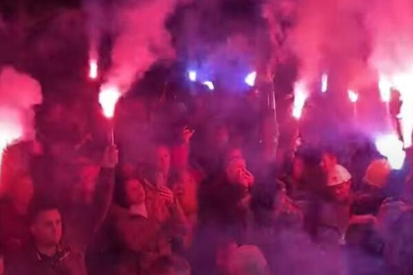 GRAĐANI TUZLE PRUŽILI PODRŠKU RUDARIMA: Zapaljena 101 BAKLJA! (VIDEO)