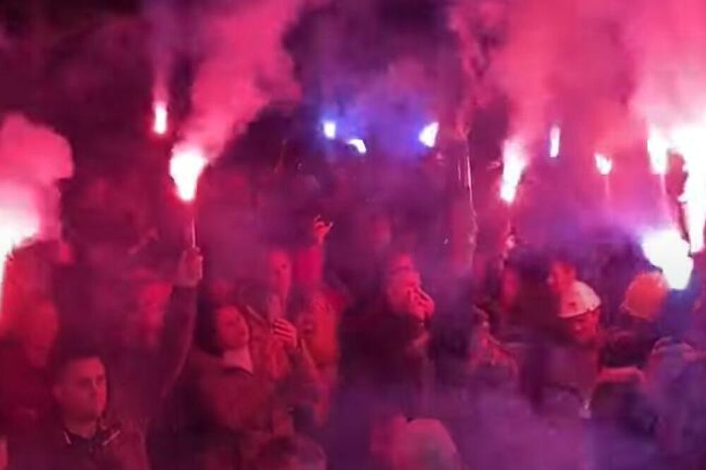 GRAĐANI TUZLE PRUŽILI PODRŠKU RUDARIMA: Zapaljena 101 BAKLJA! (VIDEO)