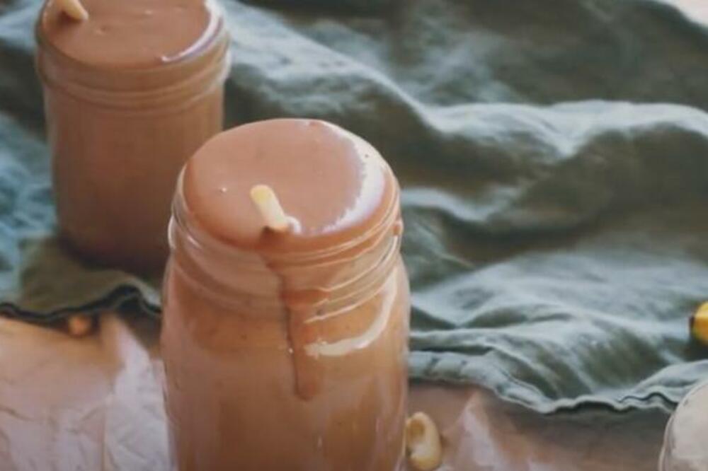 KAŽU DA OVAJ JEFTINI NAPITAK VALJA POPITI NA PRAZAN STOMAK: U njega idu samo voda i omiljena jesenja voćka