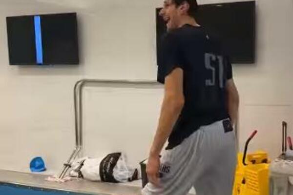 MOŽDA MISLI DA OVAKO SLAVE DAN ZAHVALNOSTI: Bobi Marjanović skočio obučen u mali bazen, saigrači "poludeli"! VIDEO