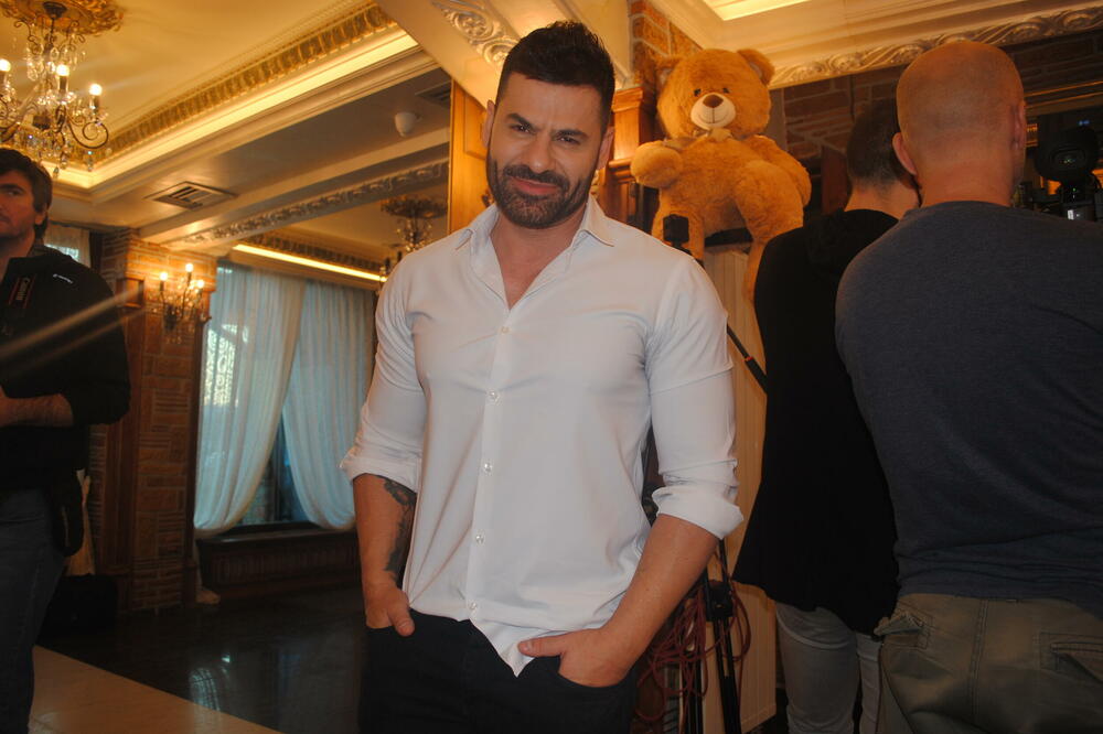 KO BI REKAO? Pre nego što je postao poznat, ovaj NAŠ PEVAČ je snimao džinglove za Pink!