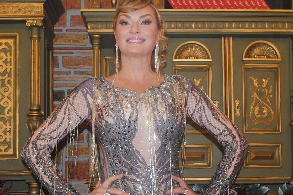 U ŠESTOJ DECENIJI IZGLEDA KAO DEVOJČICA! Ovakvo telo NEMA SVAKO, a Sneki je progovorila o JEDNOJ TEMI za nas!