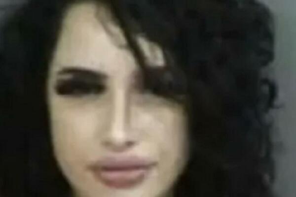 IMALA JE ODNOS SA DEČKOM U KOLIMA! Kad ih je policajac video, IZGOVORILA JE NEVEROVATNU REČENICU