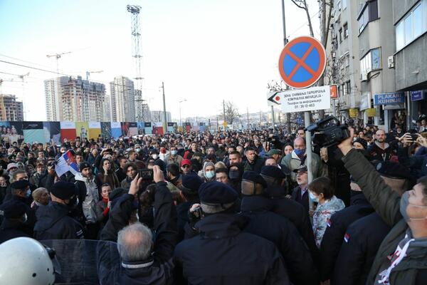 BLOKIRAN AUTOPUT NA NOVOM BEOGRADU: Građani i aktivisti se okuplili na nekoliko lokacija u gradu, oglasio se MUP