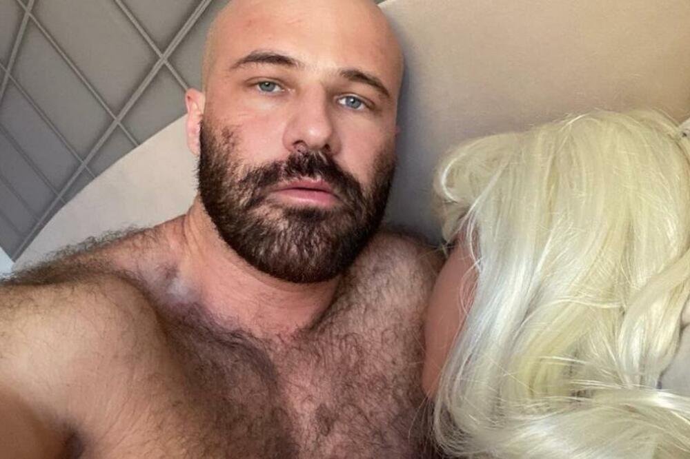 Čovek se zaljubio i oženio lutku za odrasle! Gde god se pojave izazivaju pažnju, a sada je uradio još luđu stvar