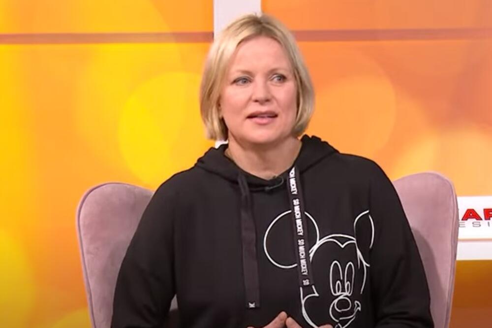 SRPSKU GLUMICU NA SNIMANJU ZATEKLO SAZNANJE O SMRTI MAJKE: Potez koji je usledilo nakon toga, mnoge je ŠOKIRAO!