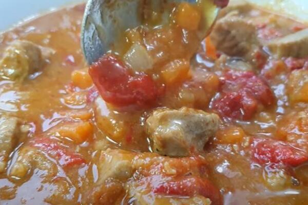 STARI GURMANSKI RECEPT: Vojvođanska mućkalica - specijalitet od dve vrste mesa! (RECEPT)