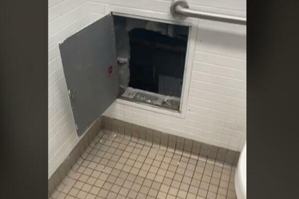 UČENIK PRONAŠAO TAJNU SOBU IZA ZIDA ŠKOLSKOG TOALETA: Prestravio se kad je zavirio unutra (VIDEO)