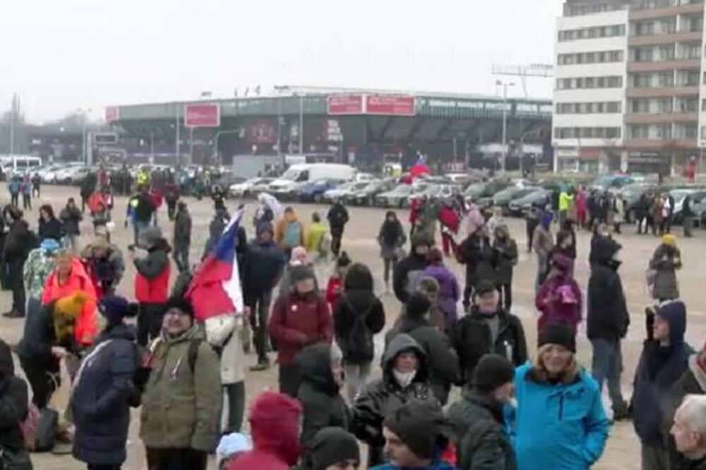 ČEŠKI AKTIVAKCINAŠI SVE AGRESIVNIJI! Pretnje epidemiolozima, VEŠALA za političare (VIDEO)