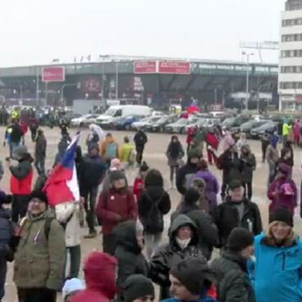 "DA SE VAKCINIŠEMO? SAMO PREKO VAS MRTVIH": Hiljde Čeha protestovalo na ulicama Praga (VIDEO)