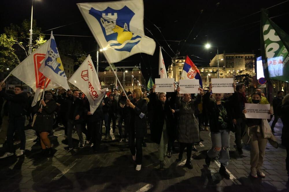 ZAVRŠEN PROTEST NA TRGU REPUBLIKE: Građani se razišli, saobraćaj ponovo uspostavljen (FOTO)