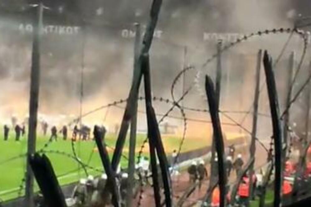 BAKLJE I DIMNE BOMBE U SOLUNSKOM DERBIJU! Navijači uleteli na teren reagovala policija! (VIDEO)
