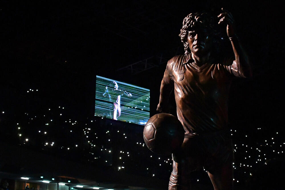 NI KRIV NI DUŽAN: Mrtvom Maradoni se SMEJE ceo svet! Otkrivena statua gde "Božja ruka" izgleda kao Danilo Kiš! FOTO