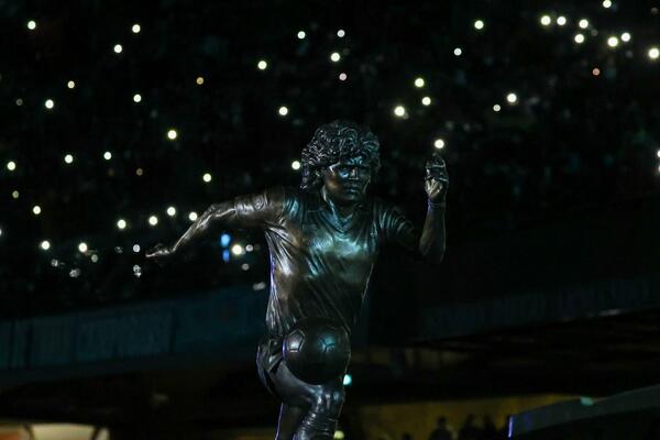 Maradonina ćerka LJUTA zbog spomenika! PROZIVKA NA RAČUN NAPOLITANACA! Da li je sve u profitu? (FOTO)