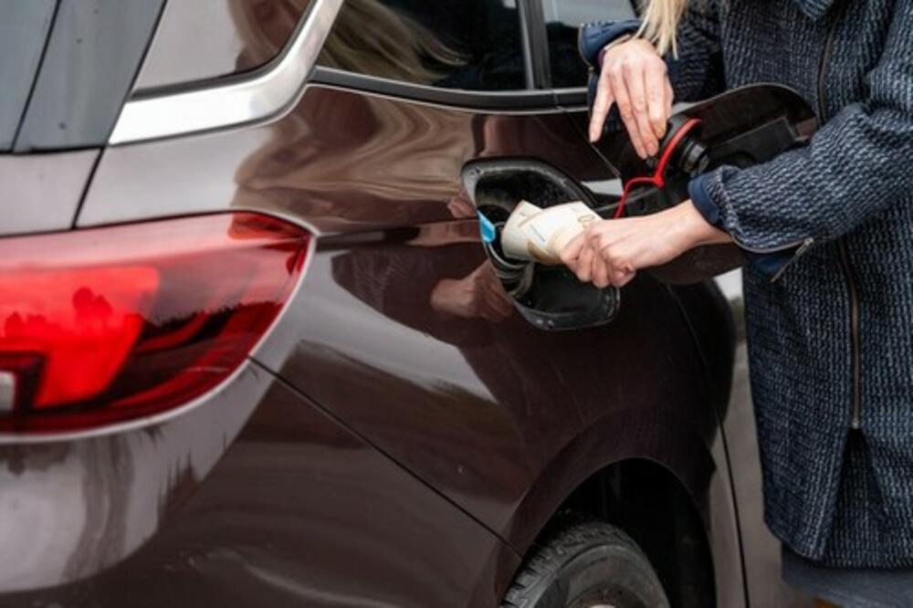 BEZ ANTIFRIZA NE KREĆITE NIGDE! Počela je sezona debelog MINUSA, a vozači treba da se PRIPREME - evo kolike su cene