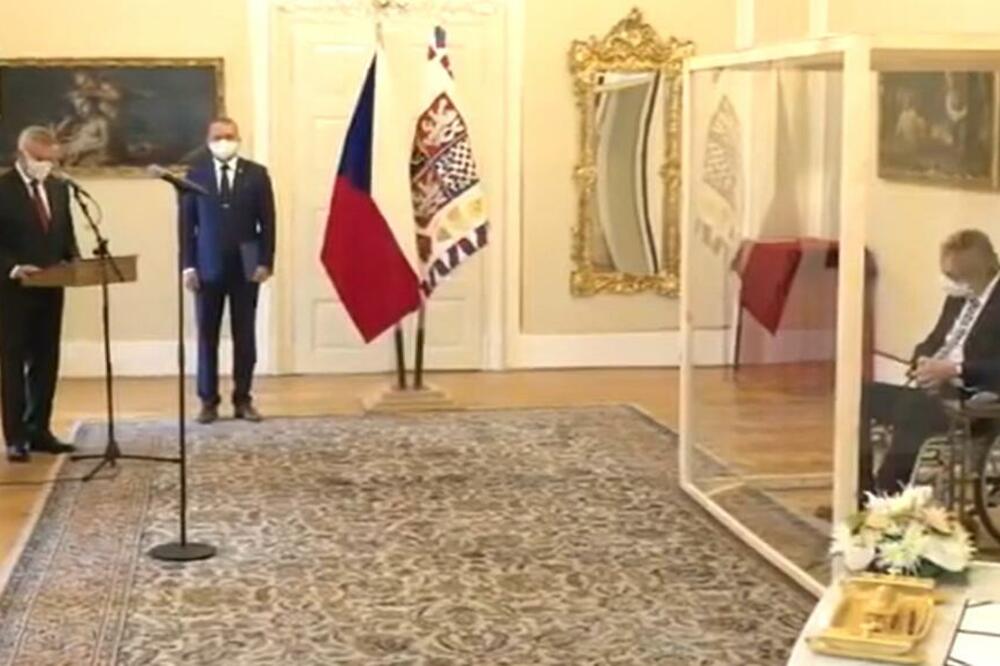 ZEMAN ZVANIČNO IMENOVAO NOVOG PREMIJERA: To je uradio sedeći u kolicima unutar kutije od PLEKSIGLASA! (VIDEO)