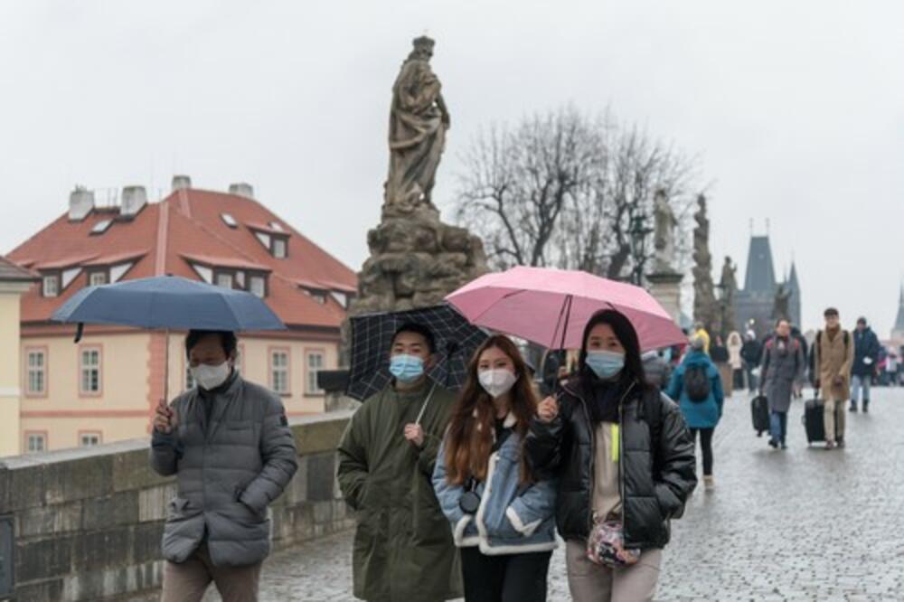 OMIKRONOM ĆE SE ZARAŽAVATI I ONI KOJI SU PRELEŽALI KORONU: Alarmantno upozorenje čuvenog naučnika