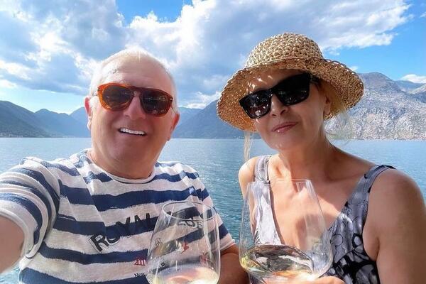 DOK MU SE NABACIVALA RASNA LEPOTICA NJEGOVA ŽENA SVE GLEDALA! Željko Samardžić: "Ona je svesna sa kim živi"!