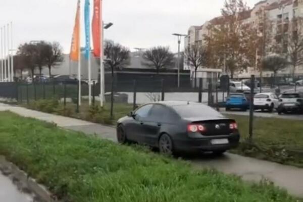 DOK SVI STOJE U KOLONI OVAJ LUDAK PRETIČE PO TROTOARU: Šta radiš to čoveče, neko može da strada?! (VIDEO)