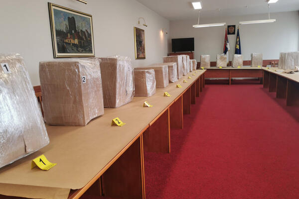 PRONAĐENO 17 KUTIJA DROGE U BLIZINI BRUSA! Uhapšena dvojica iz Tutina (FOTO) (VIDEO)