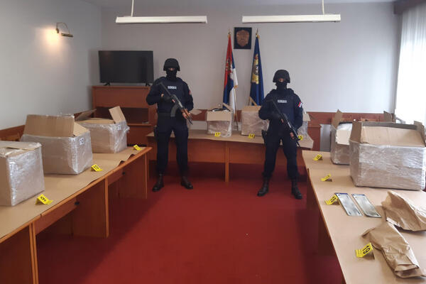 AKCIJA CARINIKA I POLICIJE NA GRANICAMA: Zaplenjene puške i pištolj!